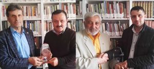 YAZARLAR DERNEĞİNDEN ÇAYKARALI YAZARLARA PLAKET